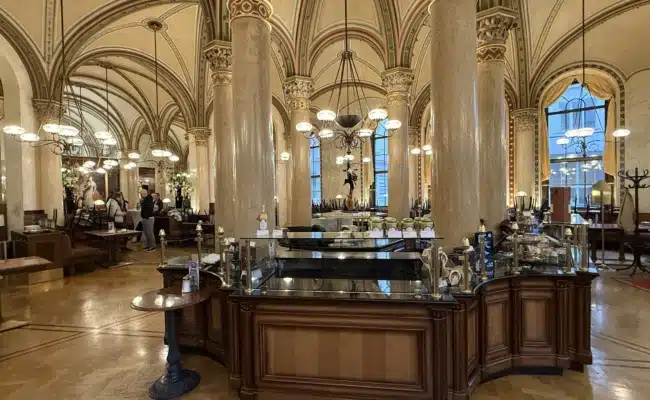 Gastraum des Café Central vor der Renovierung