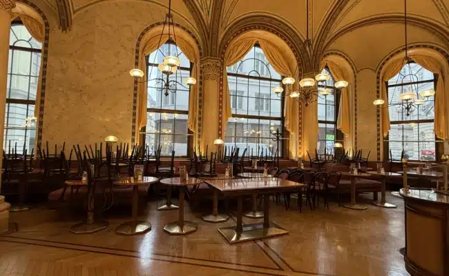 Gastraum des Café Central vor der Schließung