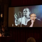 Autor und Regisseur Rudi Dolezal präsentierte in der Volkshalle sein neues Buch „Falco – Die ganze Wahrheit“.