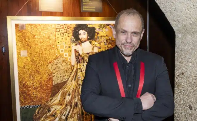 Gery Keszler und „Conchita als Goldene Adele“ | © Andreas Kolarik Gery Keszler vor dem Kunstwerk Goldene Adele bei der SIFAF 2026
