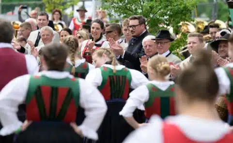 Die Ehrengäste beim Einzug der Jungtrachtler beim Gauder Fest.