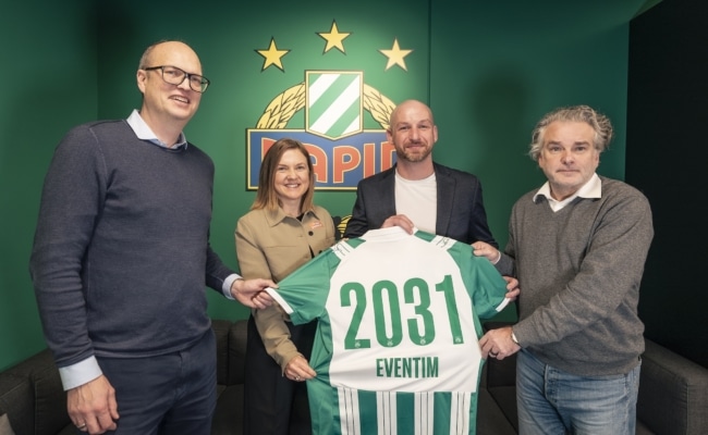 Jens Brämer, Daniela Bauer, David Stockinger und Christoph Klingler präsentieren ein SK-Rapid-Trikot mit Eventim-Aufdruck