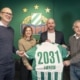 Jens Brämer, Daniela Bauer, David Stockinger und Christoph Klingler präsentieren ein SK-Rapid-Trikot mit Eventim-Aufdruck