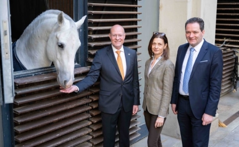 Michael Enzinger, Alexandra Kaszay, Norbert Totschnig und vor einer Pferdebox der Spanischen Hofreitschule in Wien