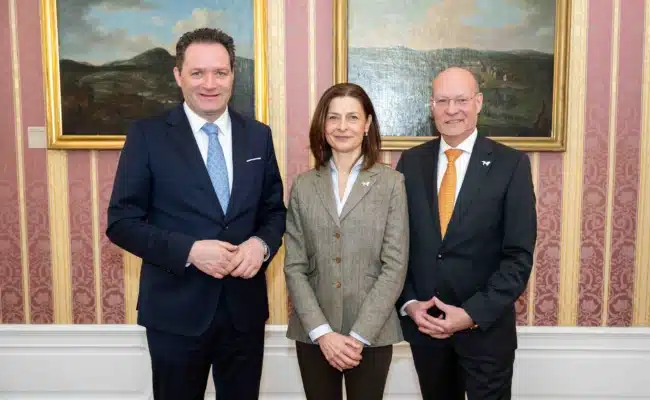 Norbert Totschnig, Alexandra Kaszay und Michael Enzinger bei der Präsentation der neuen Geschäftsführerin der Spanischen Hofreitschule