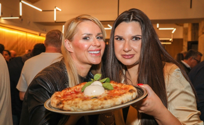 Cocore Wien 1. Bezirk Eröffnung - Kathi Steininger und Polina Vekova | © Lepsi Kathi Steininger und Polina Vekova bei der Eröffnung von Pizza Cocore in der Bräunerstraße.