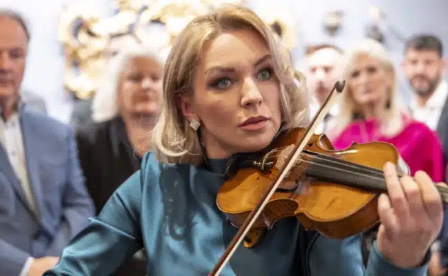 Lidia Baich spielt Violine bei der Eröffnung der Salzburg International Fine Art Fair