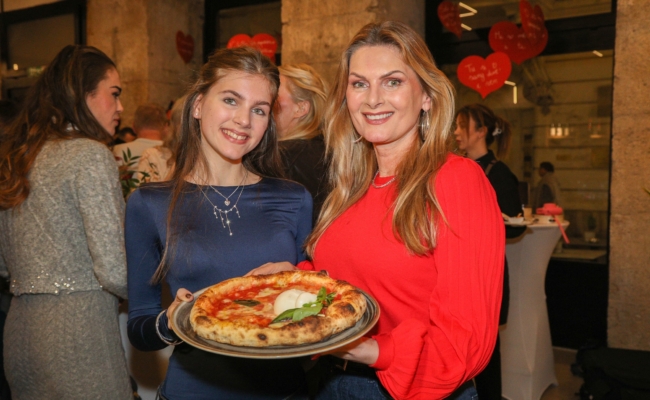 Cocore Wien 1. Bezirk Eröffnung - Martina Kaiser mit Tochter Kiana | © Lepsi Martina Kaiser und ihre Tochter Kiana bei der Cocore-Eröffnung in Wien.