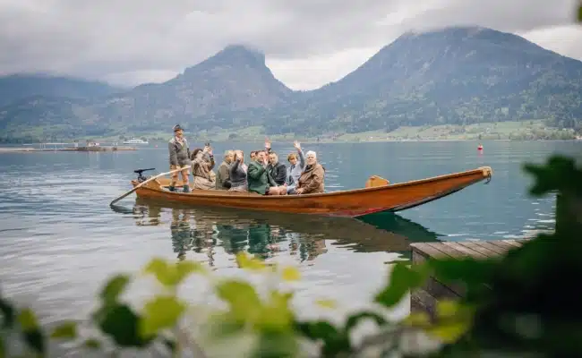 Zum MundArt Festival Roas gelangen Gäste über den Wolfgangsee zu den Genussstationen