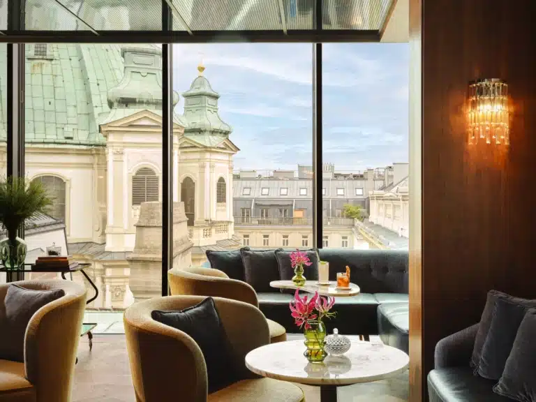 Rooftop-Bar THE1835 im Rosewood Vienna mit Blick über die Wiener Altstadt und klassischem Barinterieur