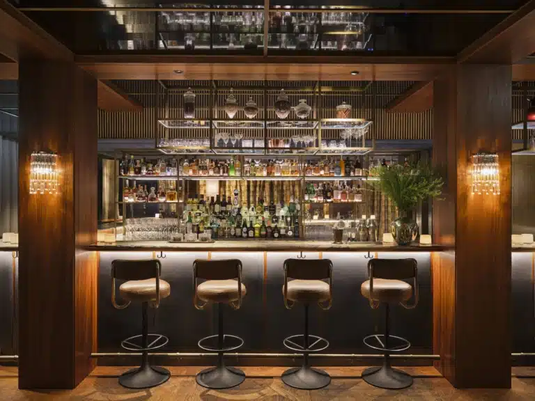 Die Bar THE1835 im Rosewood Vienna ist als klassische Hotelbar mit internationaler Ausrichtung gestaltet