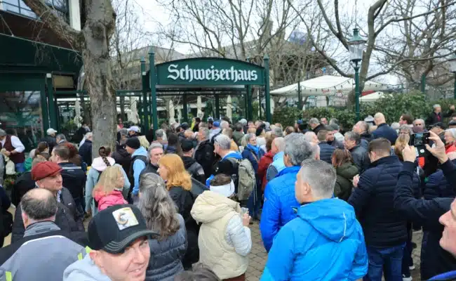 Schweizerhaus Eröffnung 2026 | © Peter Tomschi Die ersten Gäste besuchen das Schweizerhaus
