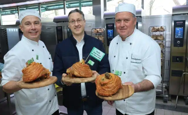 Knusprige Stelzen sind ein Markenzeichen. Im Bild Karl Hans Kolarik junior.