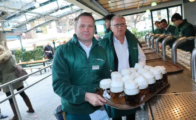 Schweizerhaus Eröffnung 2026 | © Peter Tomschi Das frisch gezapfte Budweiser Budvar. mit der berühmten Schaumkrone