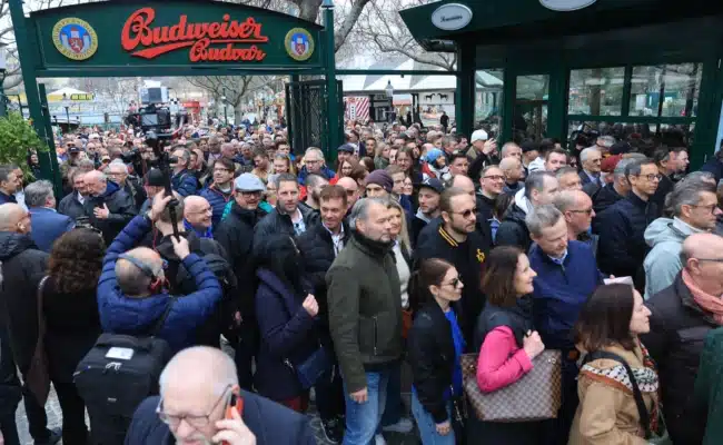 Schweizerhaus Eröffnung 2026 | © Peter Tomschi Die ersten Gäste betreten das Schweizerhaus am Tag der Saisoneröffnung