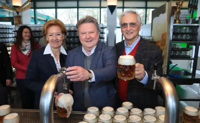 Regina Kolarik, Michael Ludwig und Karl Kolarik zapfen das erste Bier.