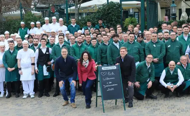 Schweizerhaus Team 2026 | © Peter Tomschi Das Schweizerhaus Team lädt zur Jubiläumssaison 2026