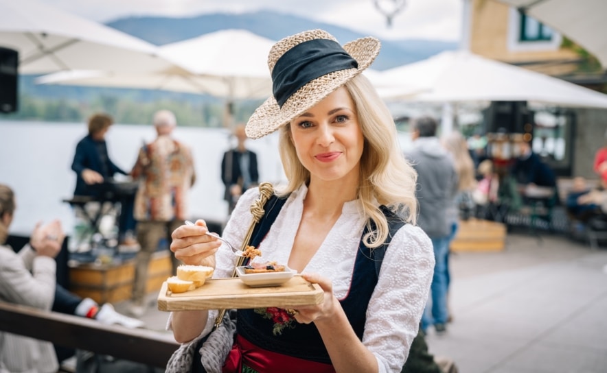 Silvia Schneider bei der mundART Roas. Sie isst Tartar am Uferplatz.