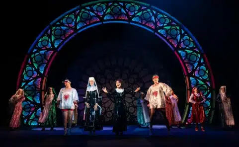 Ensemble des Musicals Sister Act bei einer Bühnenszene.