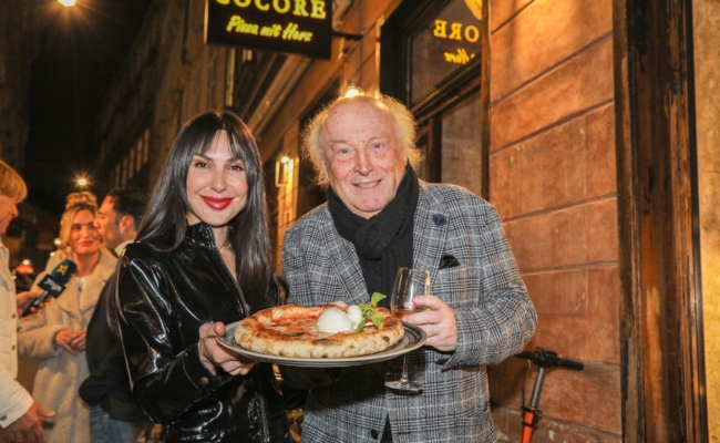 Cocore Wien 1. Bezirk Eröffnung - Sophia Sastsraposhvili und Friedrich Schiller | © Lepsi Sophia Sastsraposhvili und Friedrich Schiller bei der Cocore-Eröffnung in Wien.