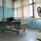 Patient liegt in Krankenhausbett in Thailand mit einfacher Ausstattung nach Roller-Unfall mit Rental Motor Bike.
