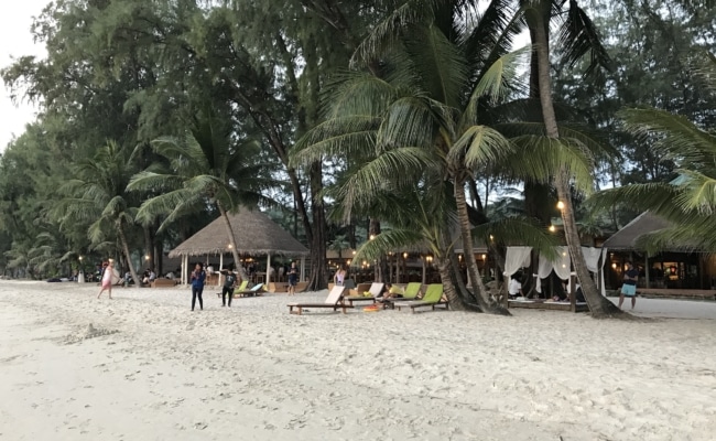 Thailand Strand mit Palmen, Liegen und Resort am Meer