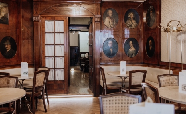 Das historische Ambiente des Café Tomaselli in Salzburg mit neuem Pächter GMS Gourmet.
