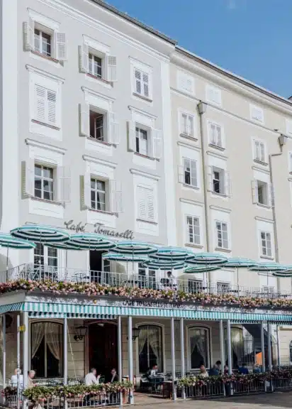 Das Café Tomaselli in der Salzburger Altstadt ist ein fester Bestandteil der Salzburger Kaffeehauskultur.