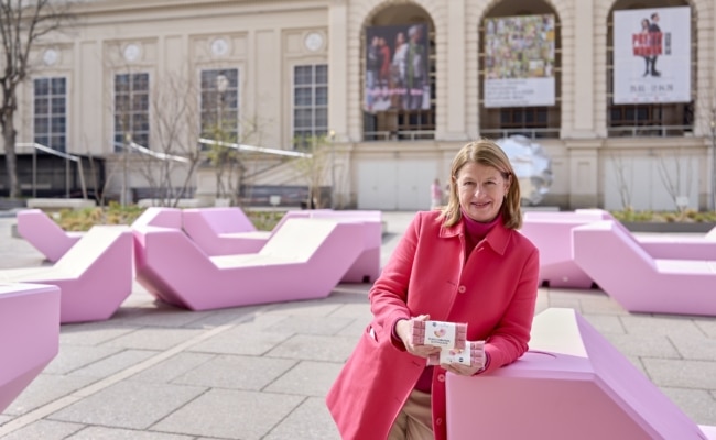 Rosa Enzis im MuseumsQuartier Wien mit Präsentation einer rosa Schokoladenedition im Hof