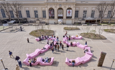 Balkonaufnahme mit rosa Enzis im Haupthof des MuseumsQuartiers Wien mit Besuchergruppen