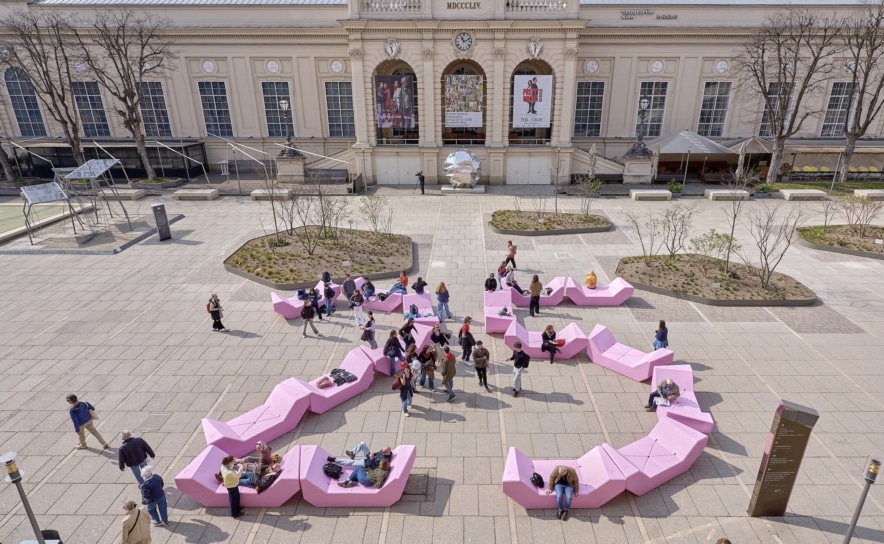Balkonaufnahme mit rosa Enzis im Haupthof des MuseumsQuartiers Wien mit Besuchergruppen