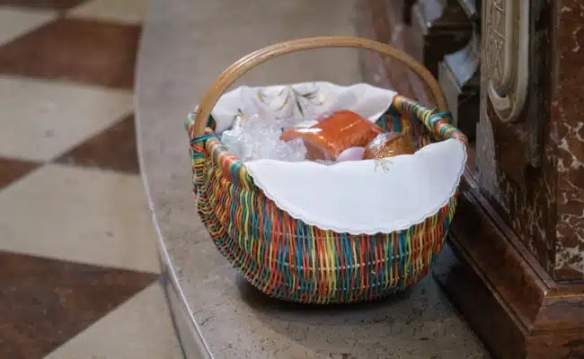 Osterkorb mit Osterschinken, Brot und gefärbten Eiern zur Speisensegnung in Wien