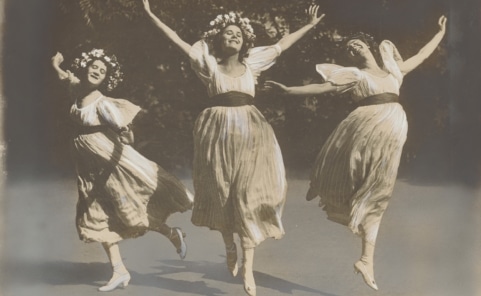 Berta Elsa und Grete Wiesenthal im Lanner-Schubert-Walzer fotografiert von Rudolf Jobst 1908 Albertina Ausstellung Tanzbild