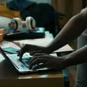 Person nutzt Laptop in privater Umgebung – Symbolbild für Nutzung digitaler Plattformen.