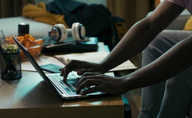 Person nutzt Laptop in privater Umgebung – Symbolbild für Nutzung digitaler Plattformen.