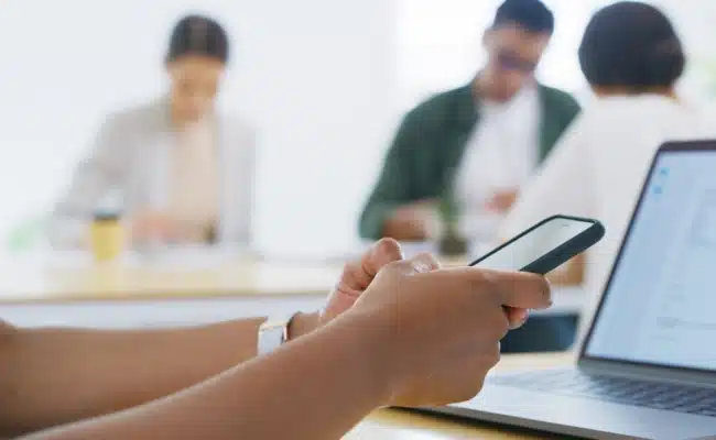 Jugendliche hält ein Smartphone als Symbol für Handyverzicht und Social Media Nutzung