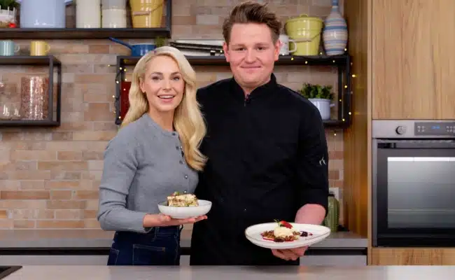 Silvia Schneider und Koch Dominik Lechner bei der Zubereitung von Löwenzahnhonig-Parfait und Kernöl-Tiramisu