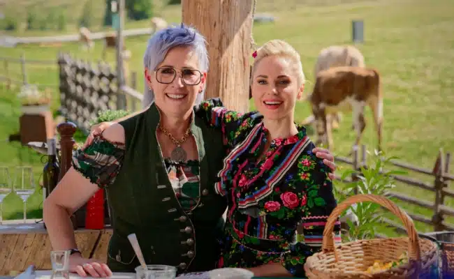 Silvia Schneider mit Hüttenwirtin Karin Pötz auf der Sommeralm in der Oststeiermark