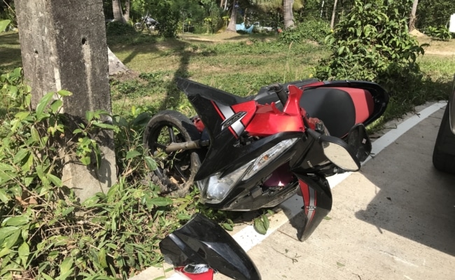 Verunfalltes Motorrad nach Unfall auf Straße in Thailand