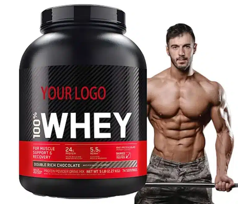 Whey Proteinpulver neben muskulösem Fitnesssportler als Beispiel für Nahrungsergänzung im Training