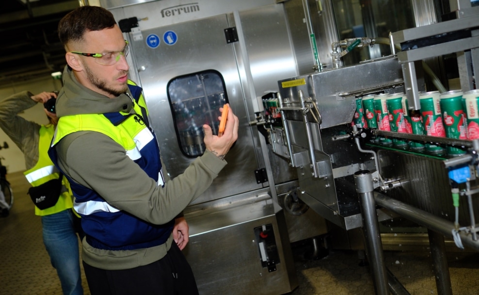 Marko Arnautovic in der Produktion der Privatbrauerei Egger