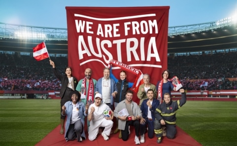 Composing-Sujet der WM-Kampagne „We Are From Austria“ mit symbolischem Team Österreich im Stadion. ORF, Krone und ServusTV begleiten mit dem ÖFB eine gemeinsame Kampagne zur Fußball-WM 2026.