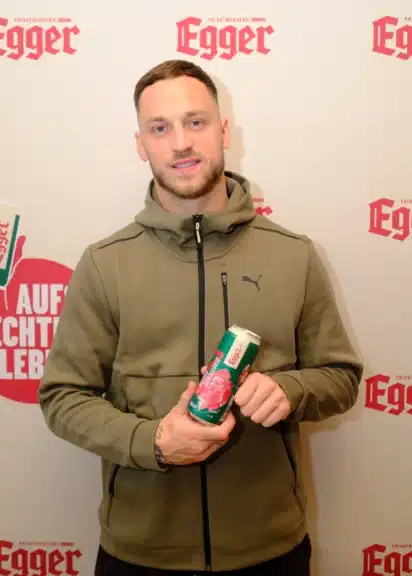 Marko Arnautovic präsentiert seine Bier Dose Limited Edition