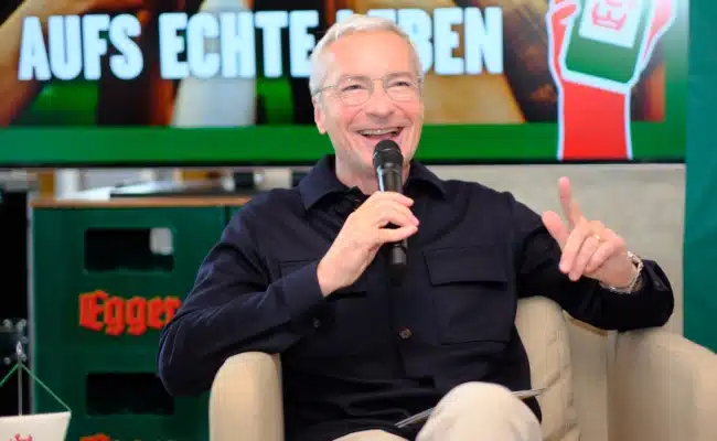 Moderator Rainer Pariasek bei Präsentation der Bier Dose