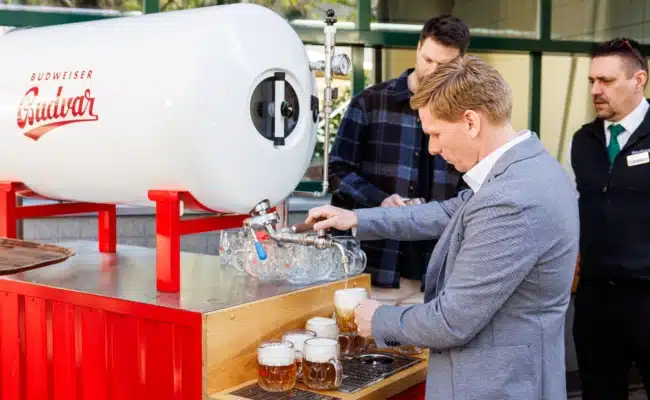 Budweiser Jubiläumsbier wird im Schweizerhaus Wien von Michael Kolarik-Leingartner aus einem Drucktank-System gezapft.