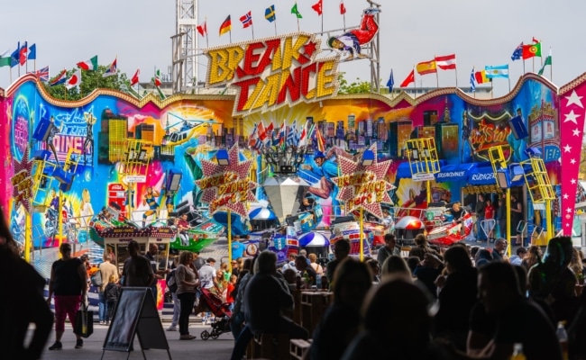Besucher fahren mit dem Breakdance im FunPark Graz auf dem Messegelände