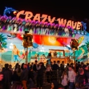 FunPark Graz 2026 bei Nacht mit beleuchtetem Fahrgeschäft und vielen Besuchern