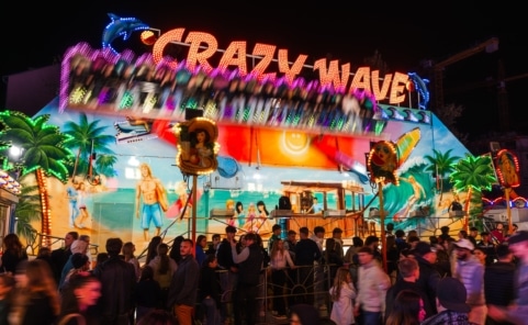FunPark Graz 2026 bei Nacht mit beleuchtetem Fahrgeschäft und vielen Besuchern