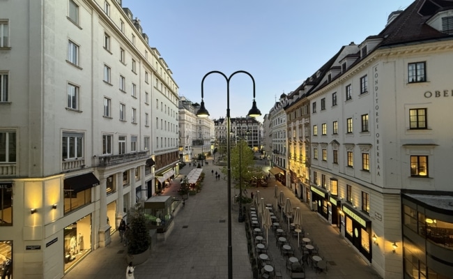 Blick auf den Neuen Markt in Wien bei Abendsonne vom Herrnhutterhaus aus