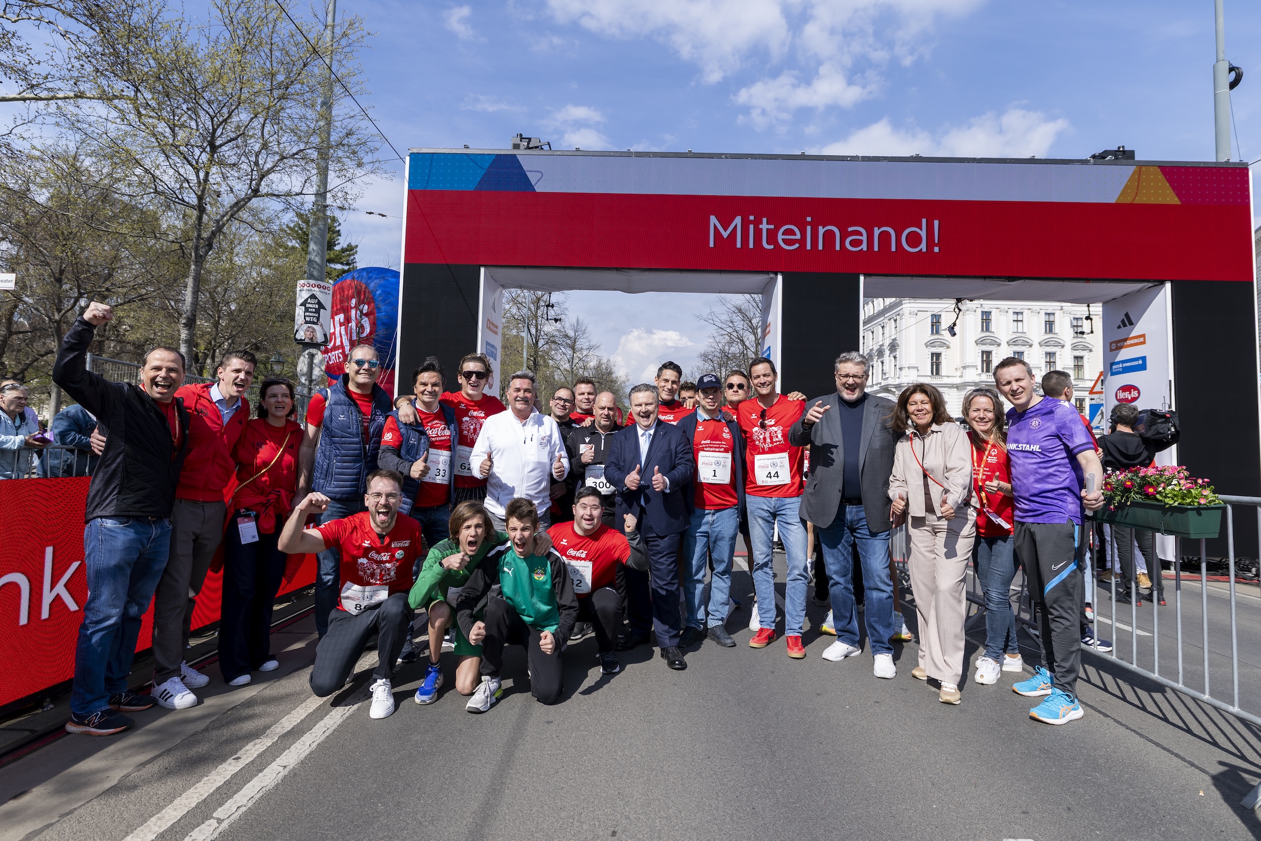 Gruppenfoto beim Coca-Cola Inclusion Run mit Wiens Bürgermeister Michael Ludwig vor dem Zieleinl